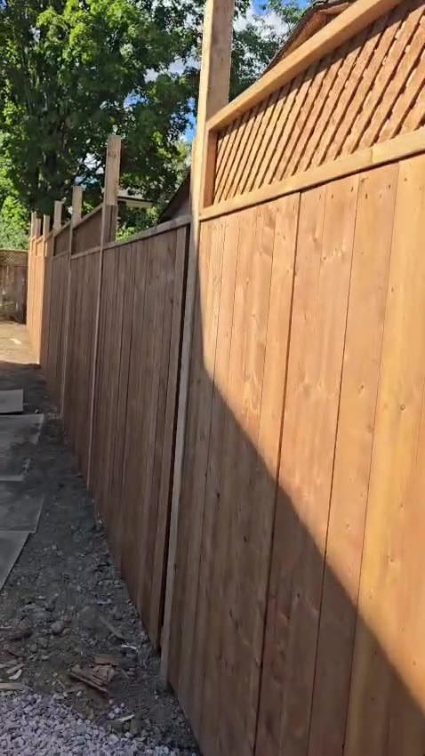 Wood privacy fence with lattice cap, side angle